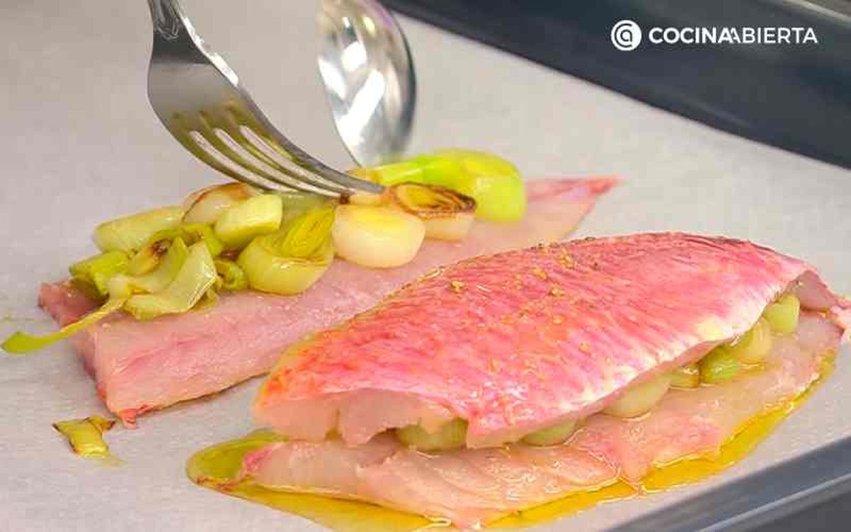 Reparte los puerros sobre los salmonetes