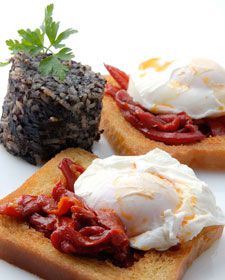 Huevo escalfado morcilla pimientos l