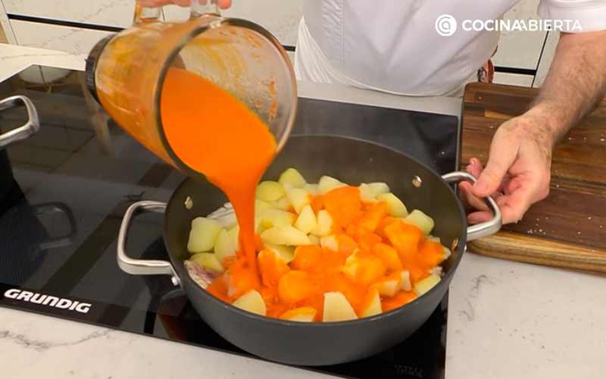 Añade la salsa a la cazuela