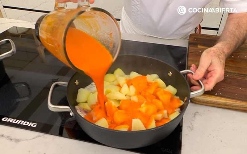 Añade la salsa a la cazuela