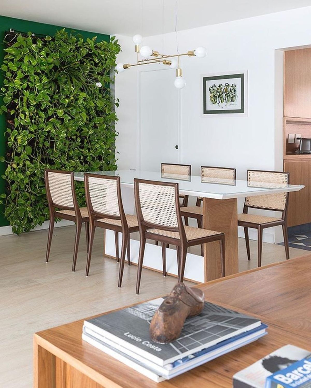 Salón acogedor con jardín vertical.