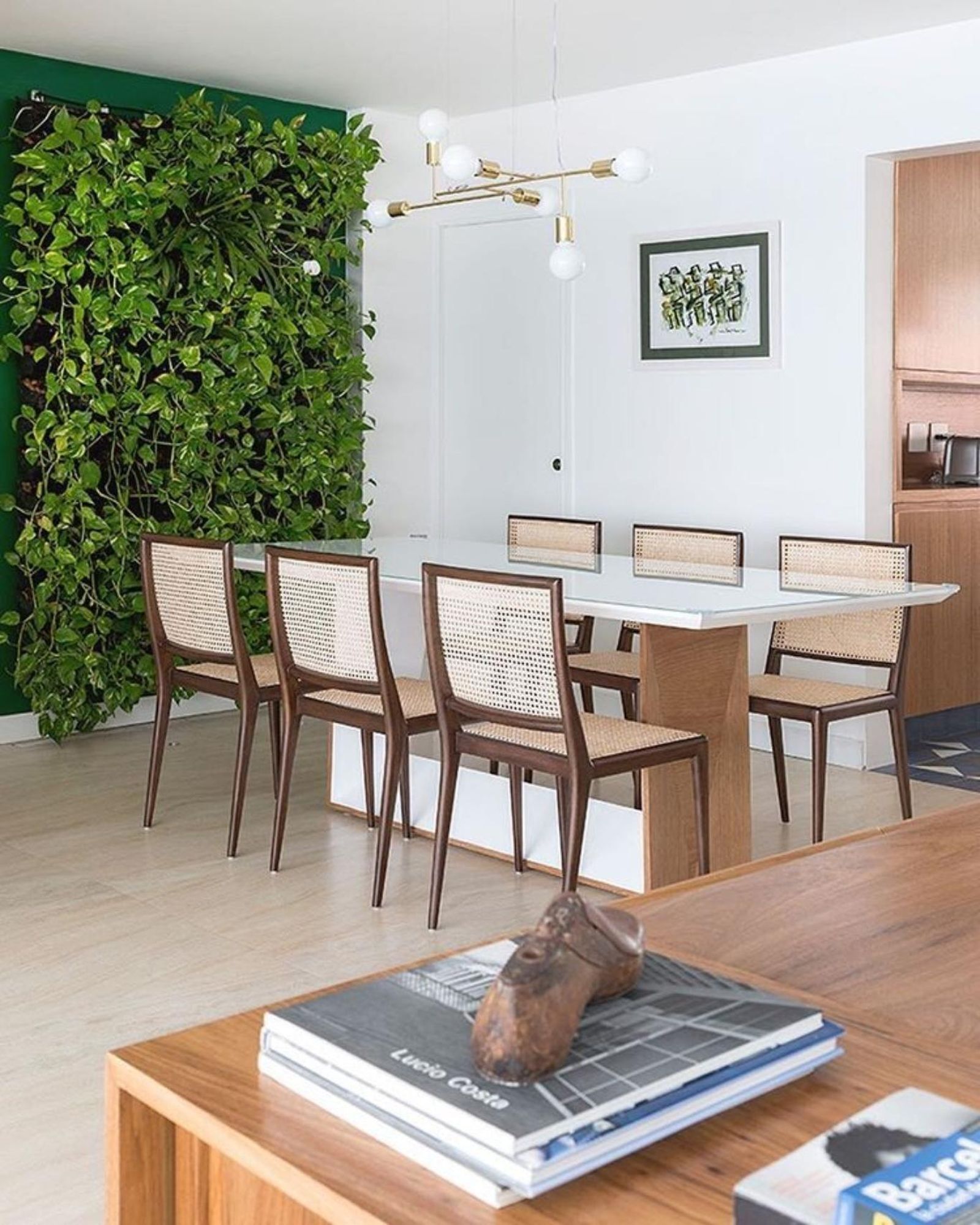 Salón acogedor con jardín vertical.