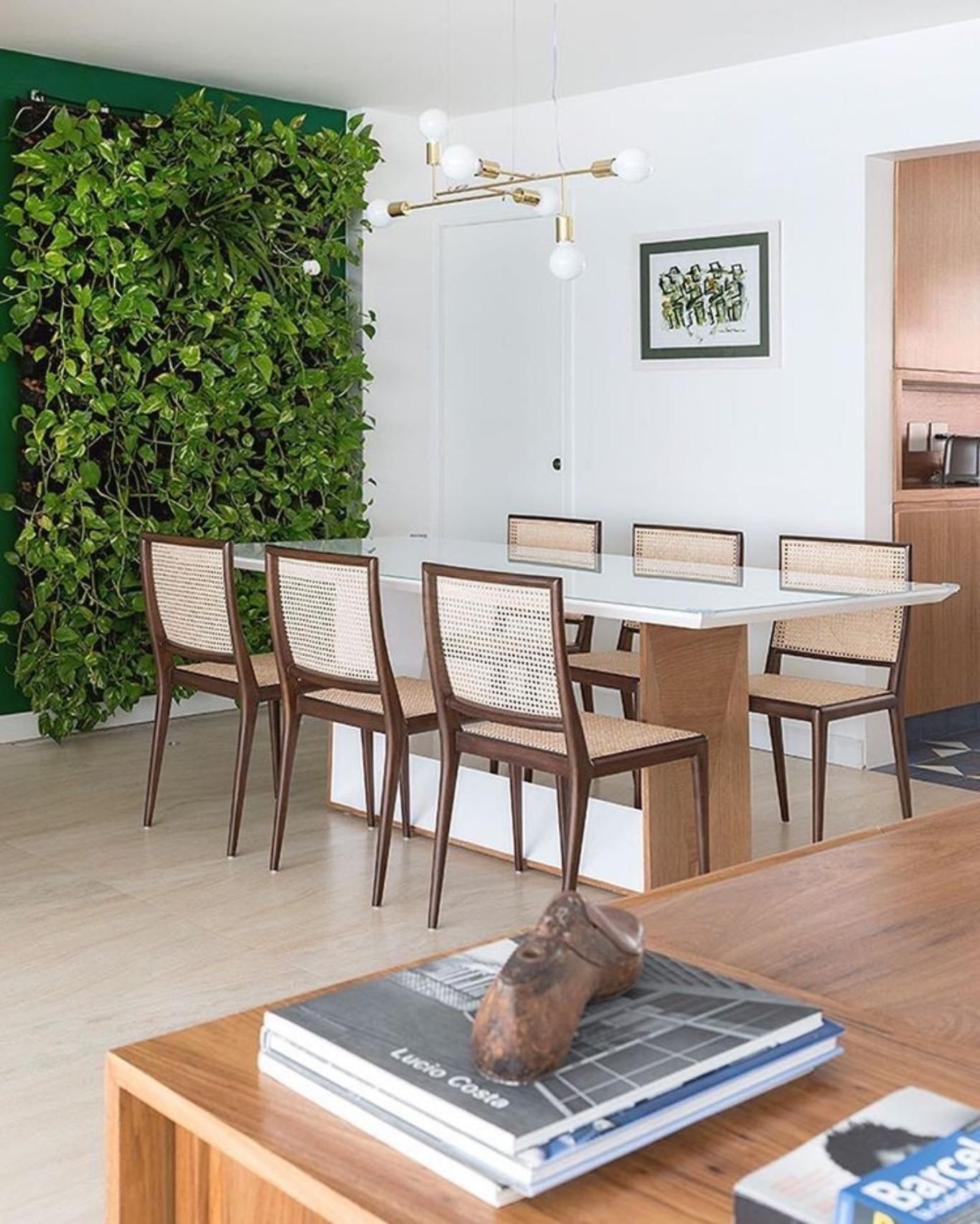 Salón acogedor con jardín vertical.