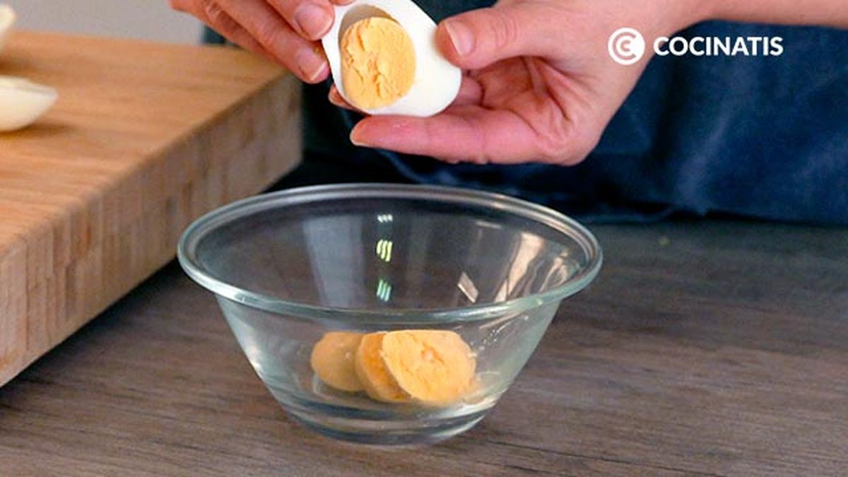 Receta de huevos rellenos de aguacate  paso 1