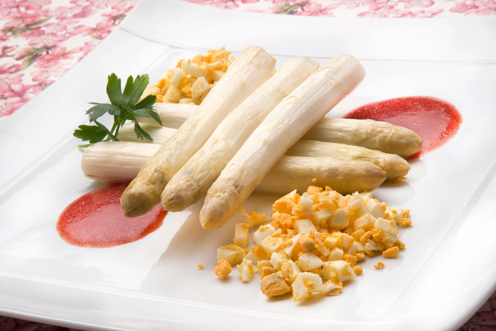 556 Espárragos al horno con salsa de fresas (5171) xl