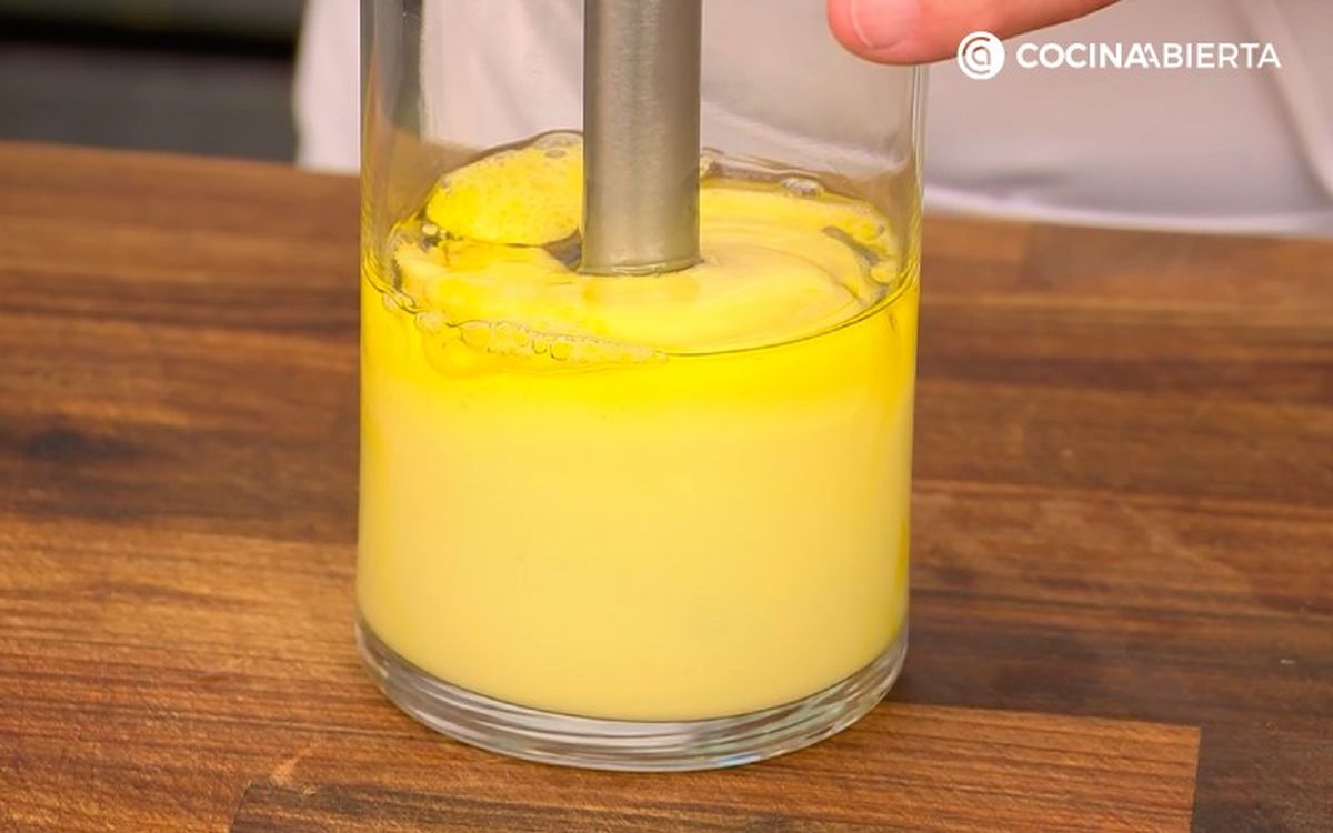 Mueve el brazo de batidora suavemente arriba y abajo