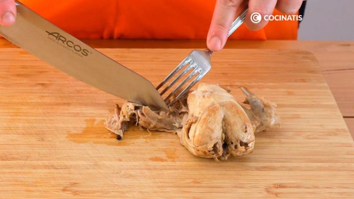 Deshuesa y limpia la perdiz, reserva la carne