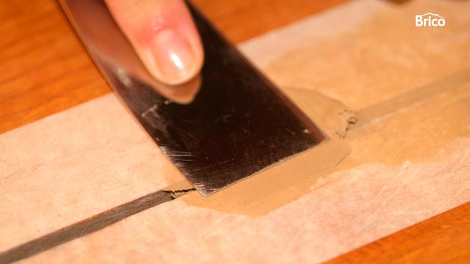Sellado de juntas en suelo de madera paso 13