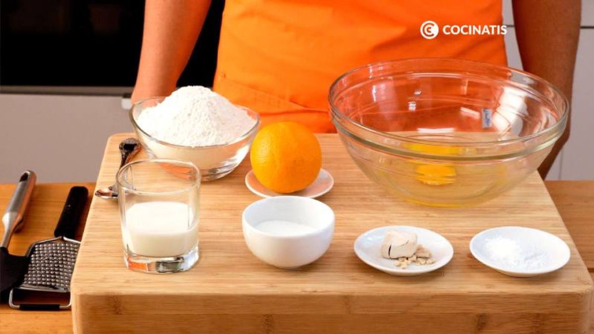 Mezcla los ingredientes para la masa en un bol