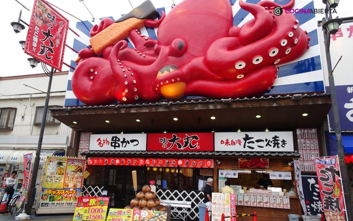 Los takoyakis son uno de los platos más famosos de Osaka