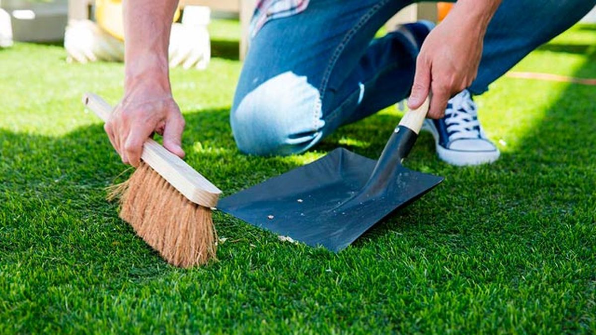 Como barrer y peinar el cesped artificial p9