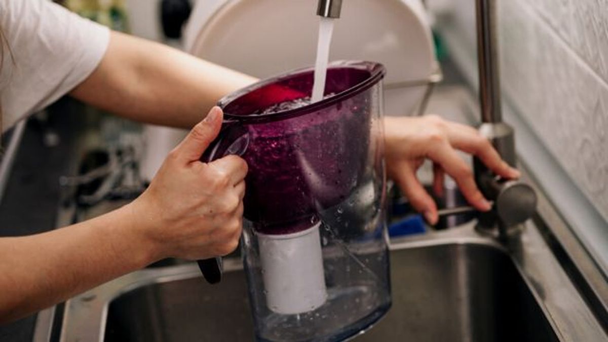 jarra para filtrar agua con cal del grifo para regar azaleas