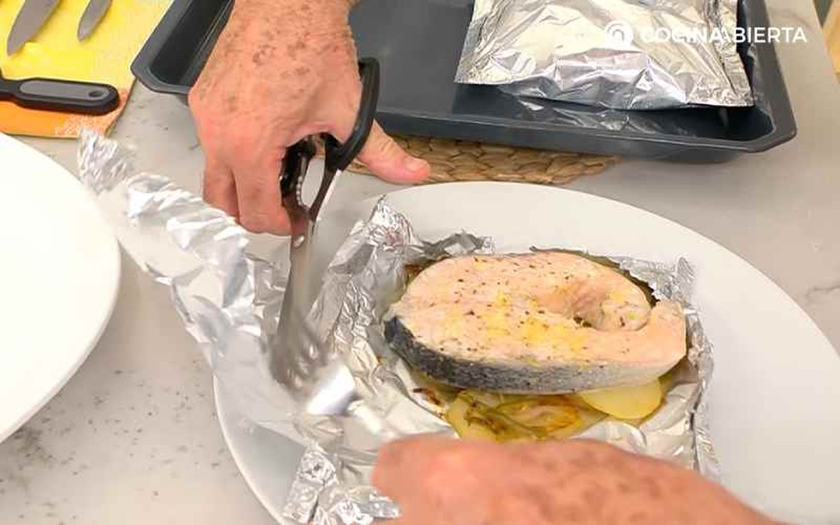 Retira el papel aluminio con una tijera