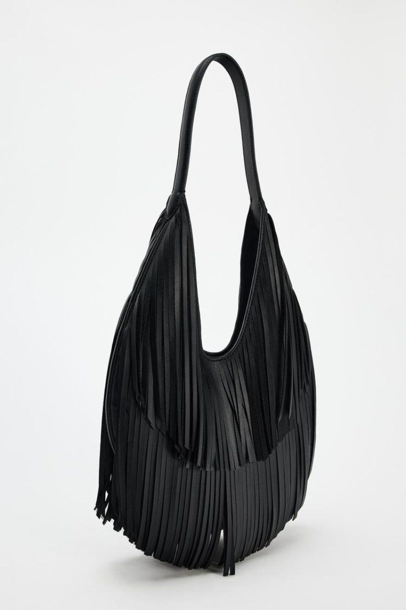 Bolso negro con flecos imitando a piel