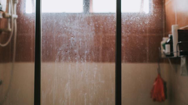 como limpiar la mampara de la ducha bano