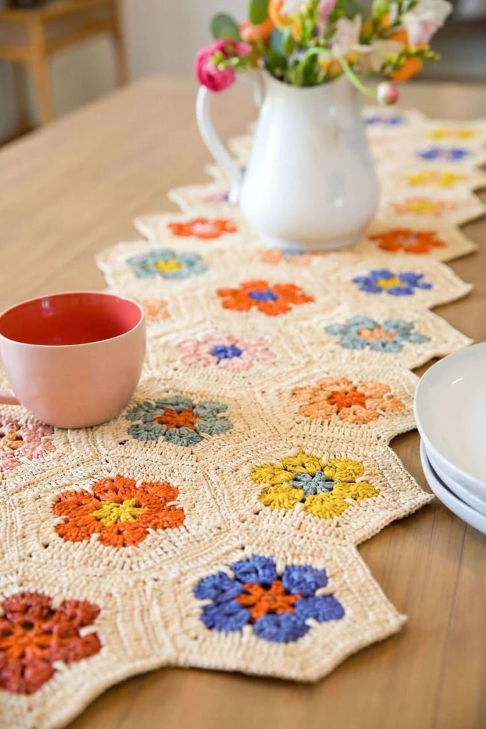 Camino de mesa a crochet granny hexagonal con patrón de flores.
