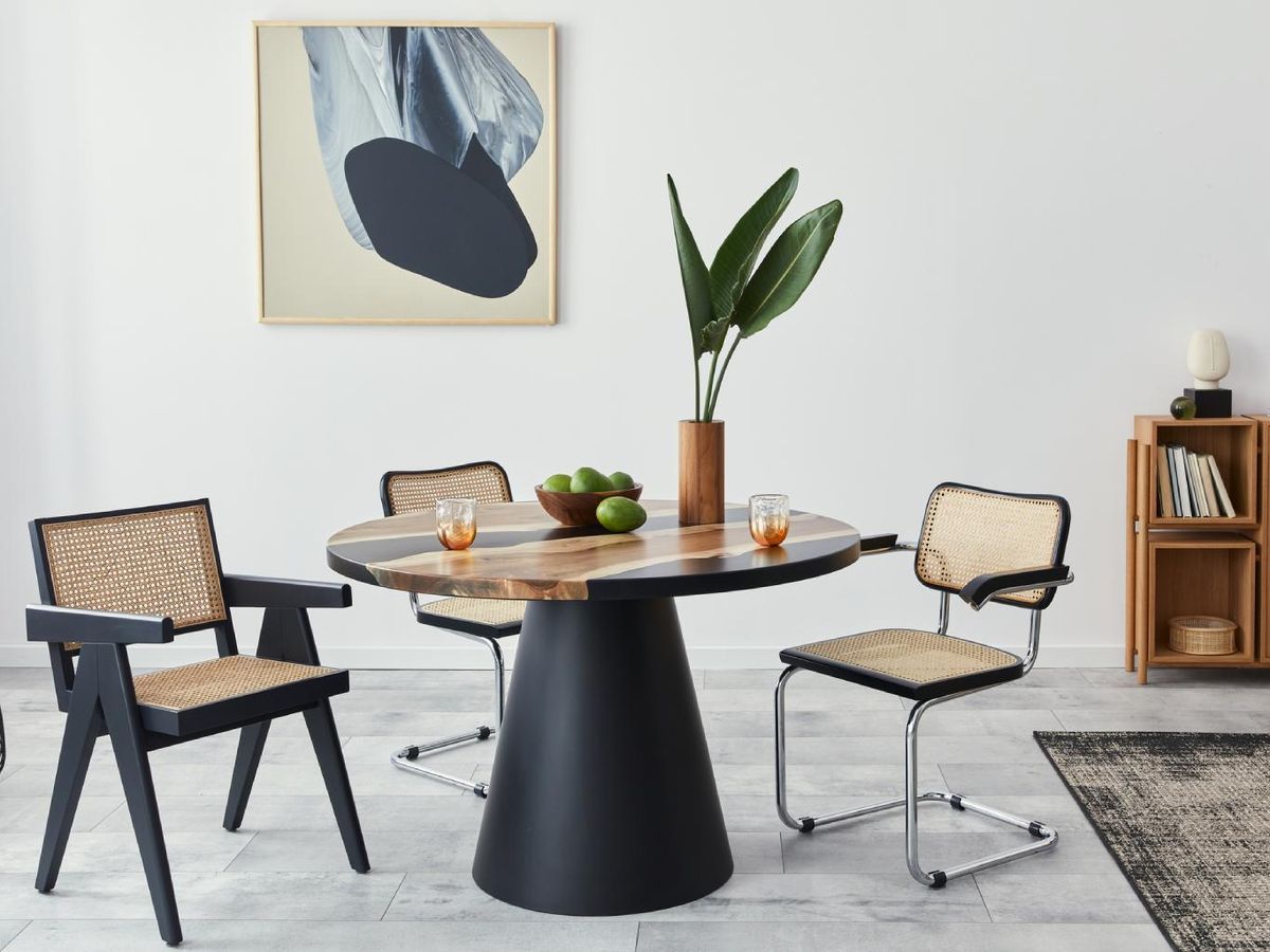 Mesa de comedor redonda de estilo industrial moderno.