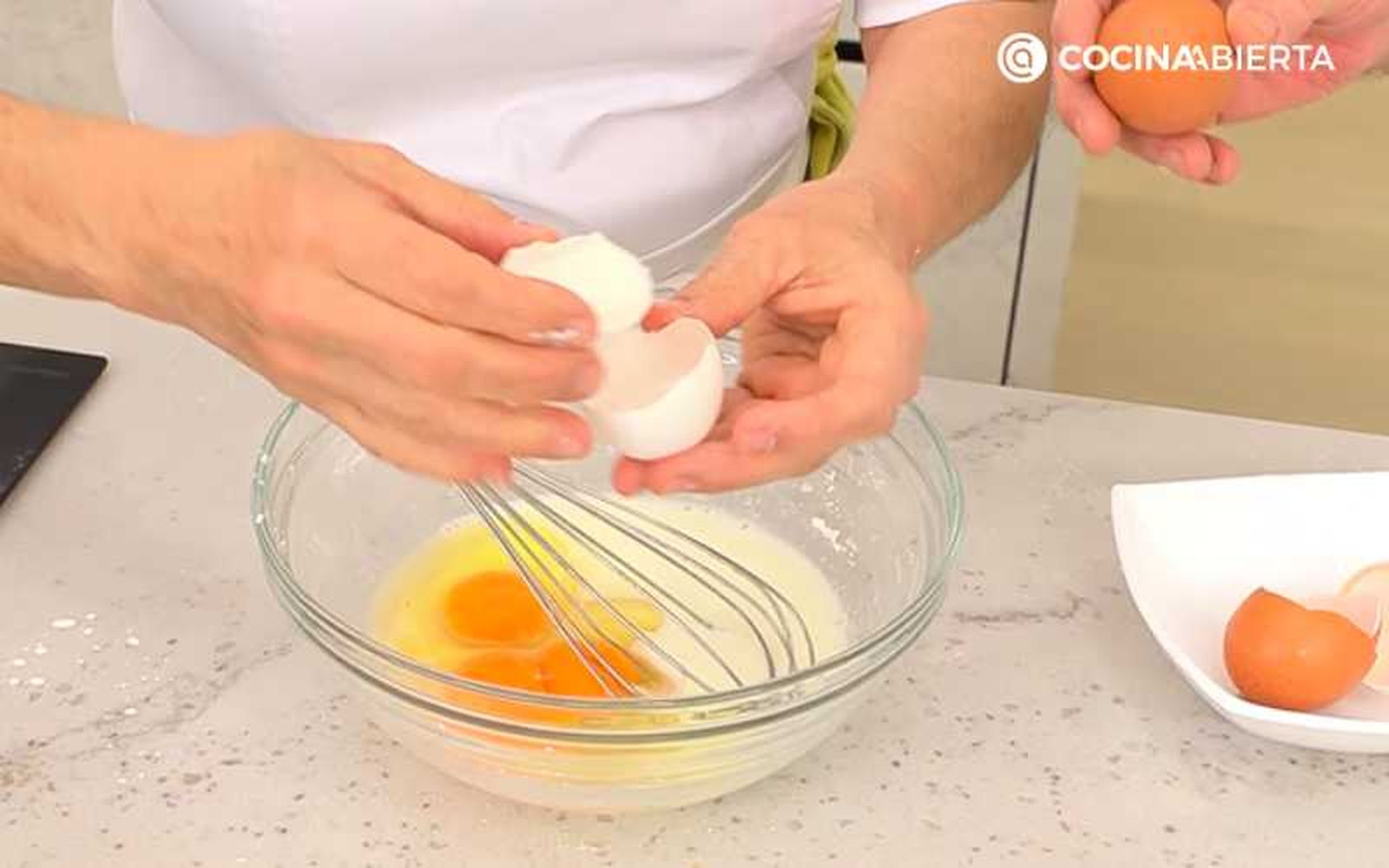 Mezcla los ingredientes para la crema pastelera