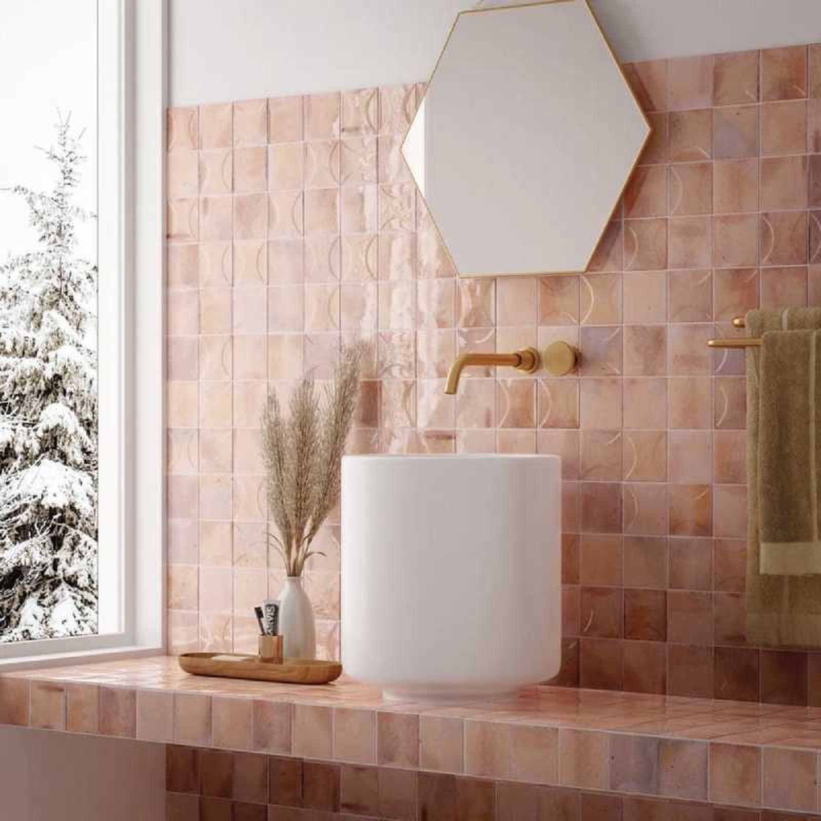 Baño con azulejos retro rosas.