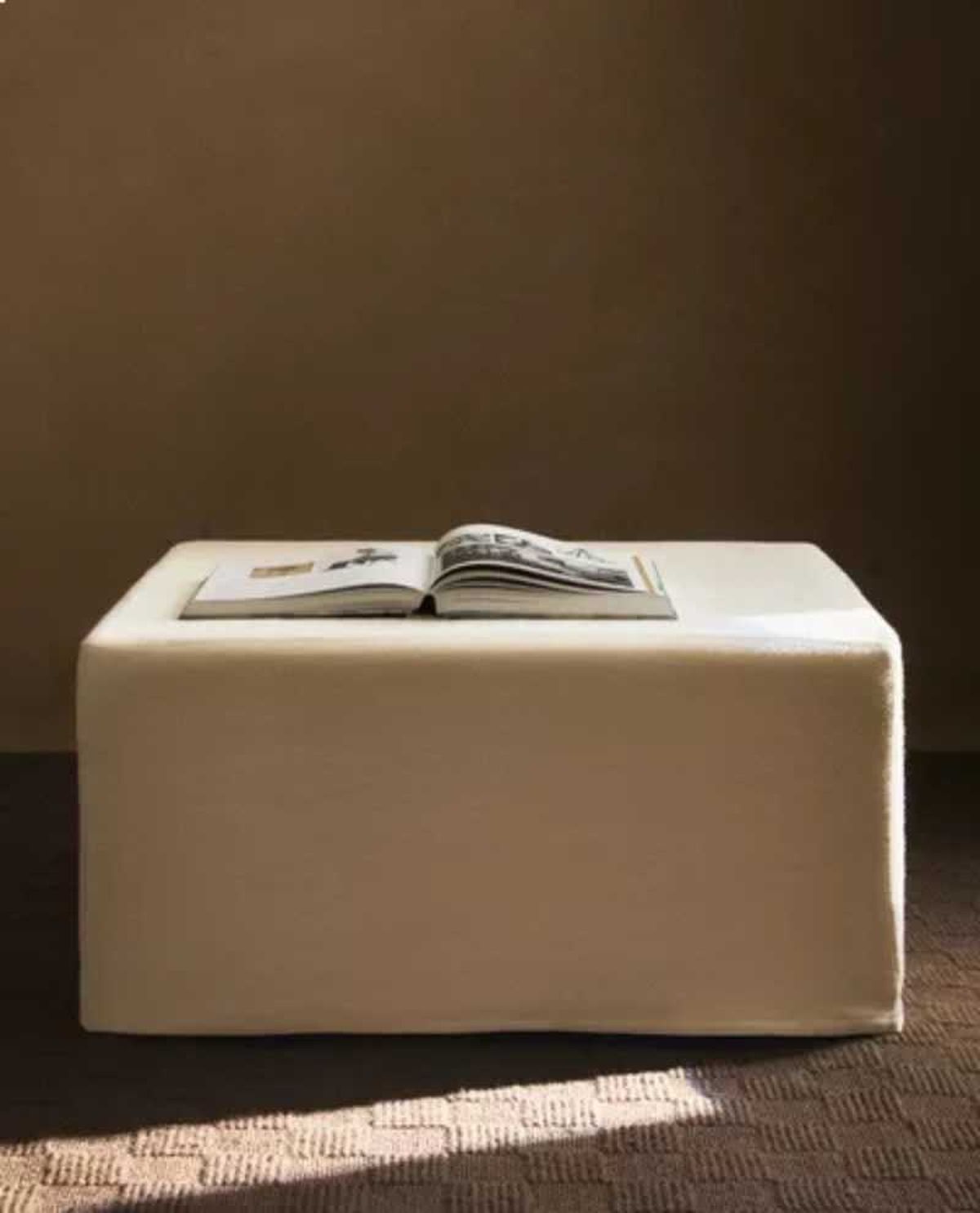 Mesa cuadrada con funda de lino.