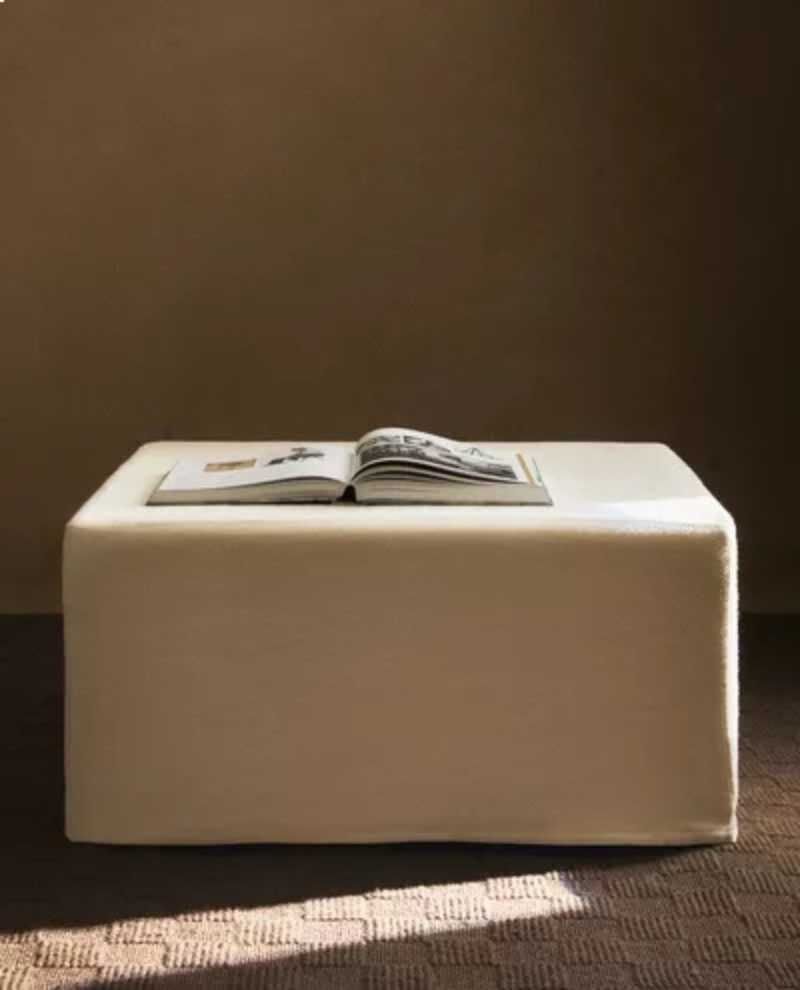 Mesa cuadrada con funda de lino.