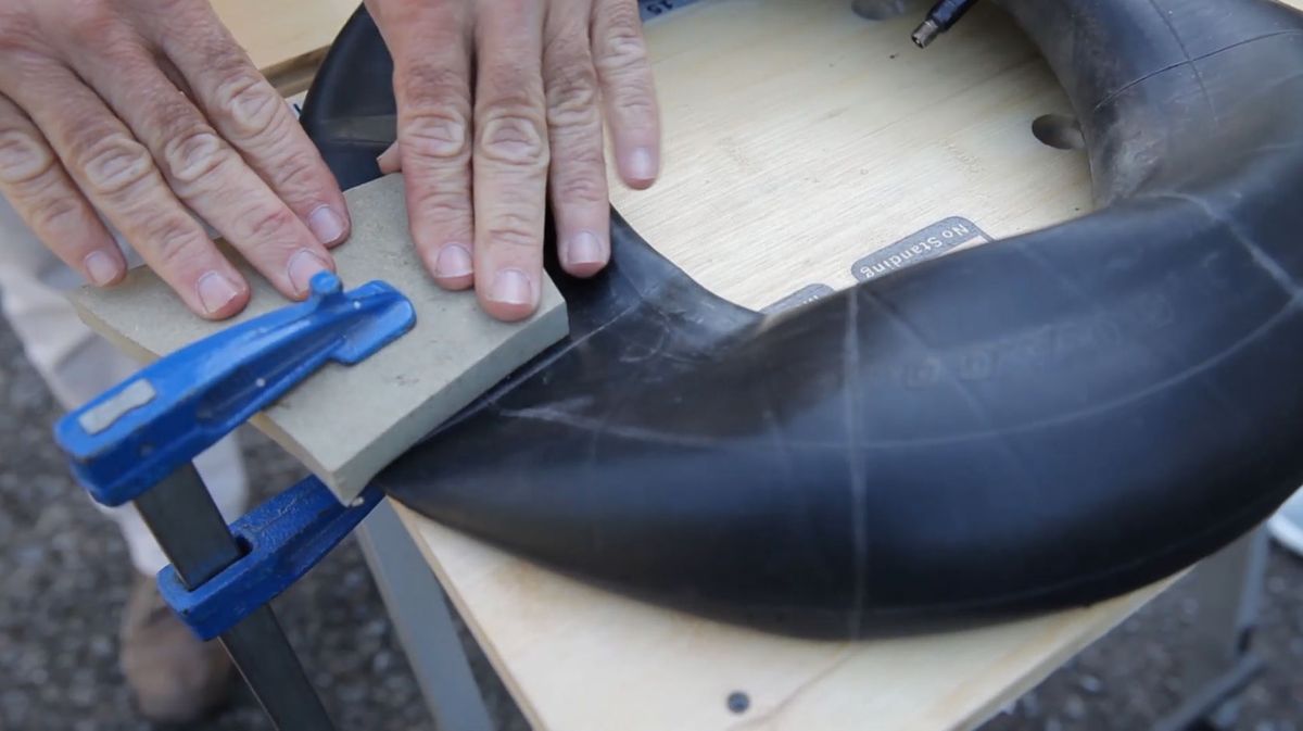 Cómo reparar pinchazo en la cámara de una rueda paso 9