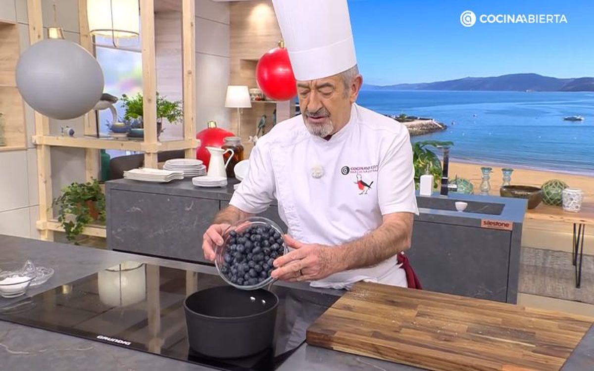 Echa una una buena cantidad de arándanos a un cazo