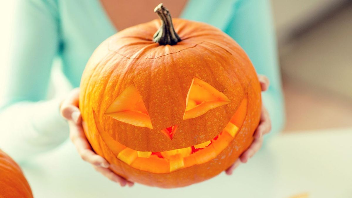 Tallar una calabaza de Halloween.