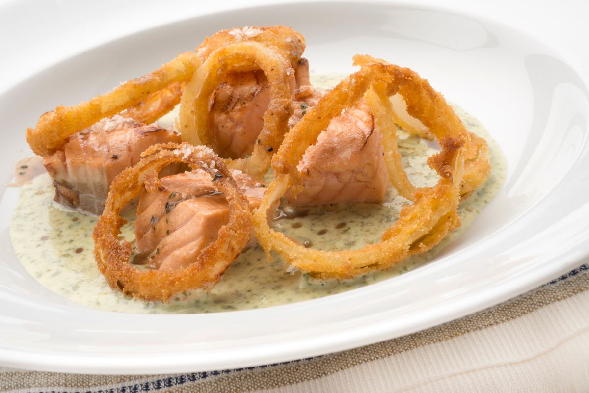 5473 1 Salmon con salsa de berros y aros de cebolla (858) xl