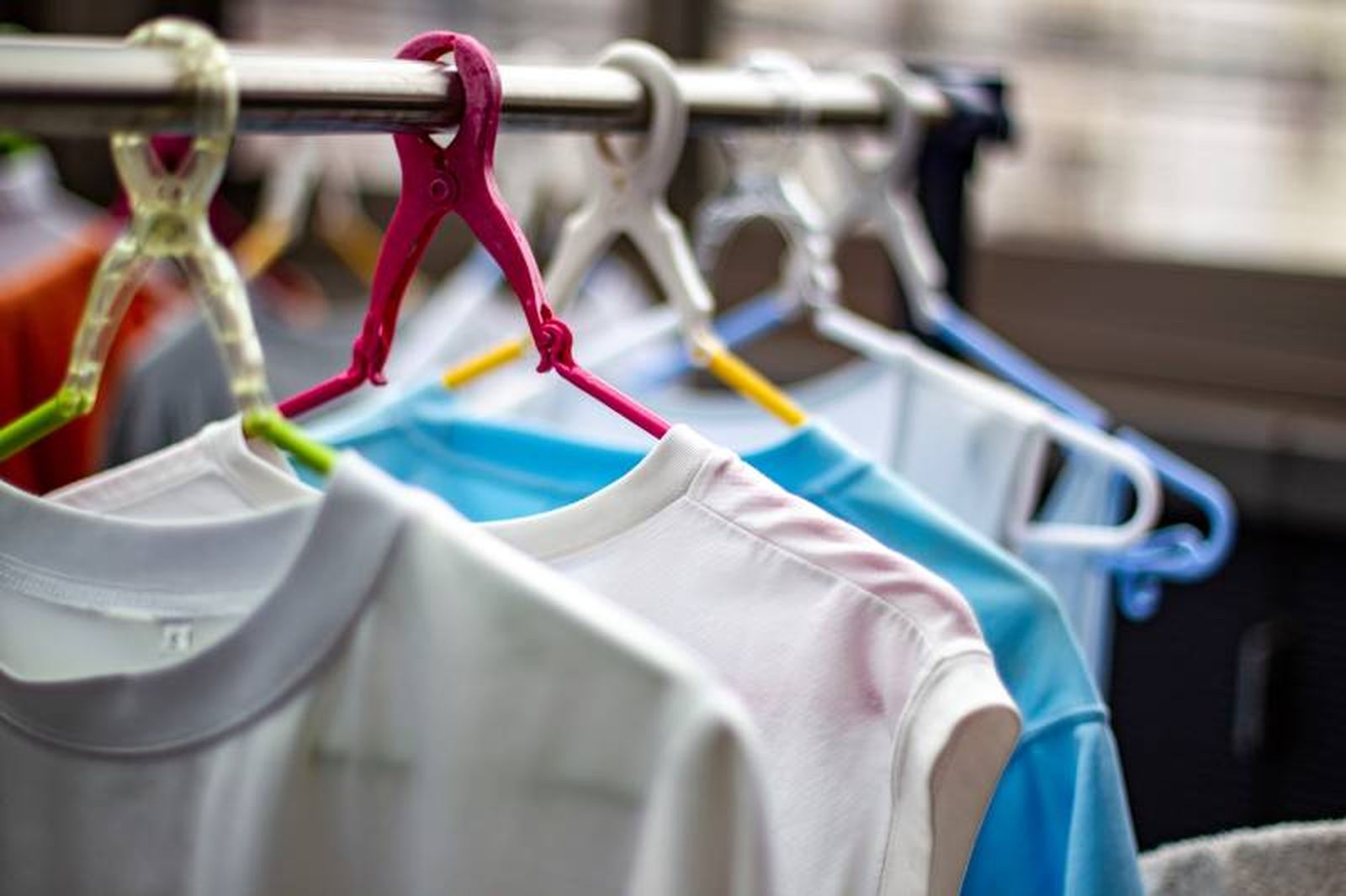 Método arcoíris: Tienes que tender toda la ropa colgada en perchas, una a una.