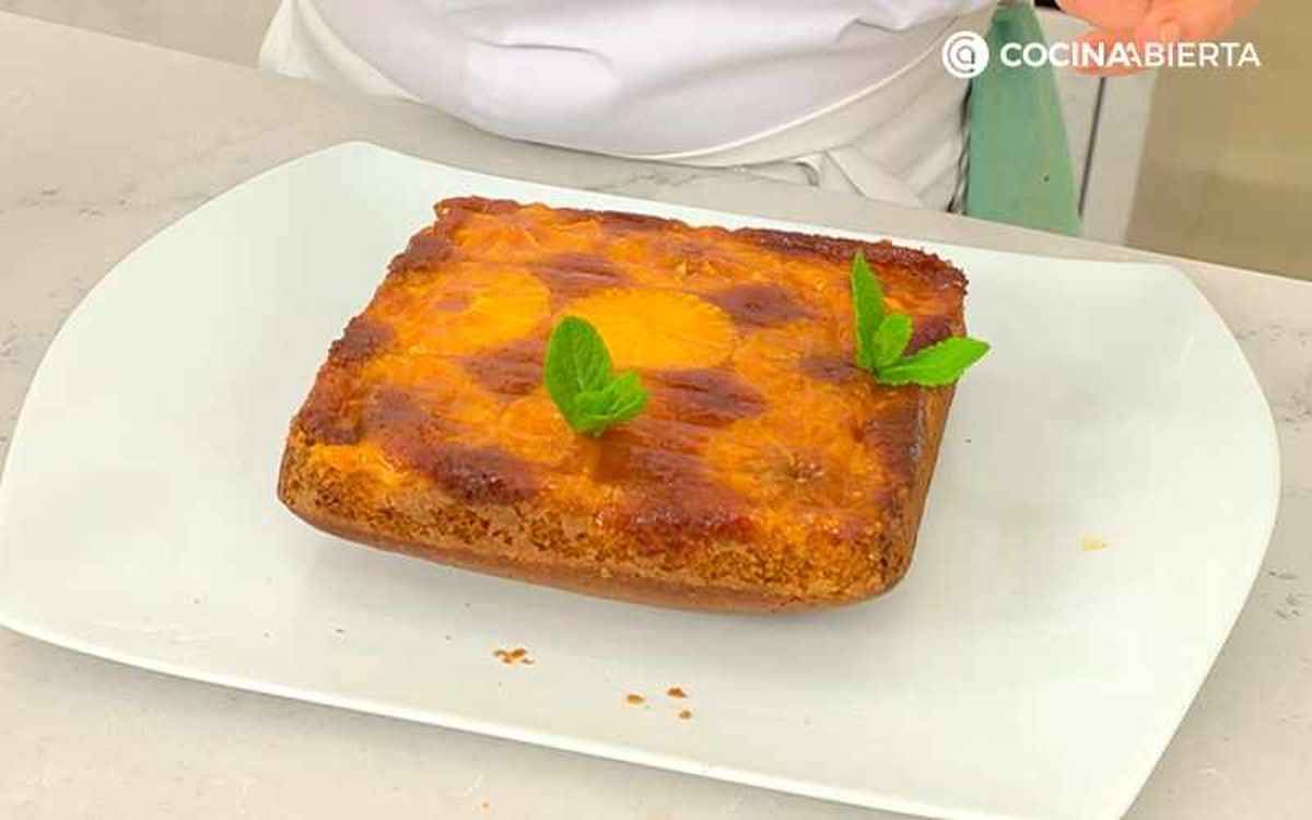 Decora el bizcocho de mandarina con hoja de menta