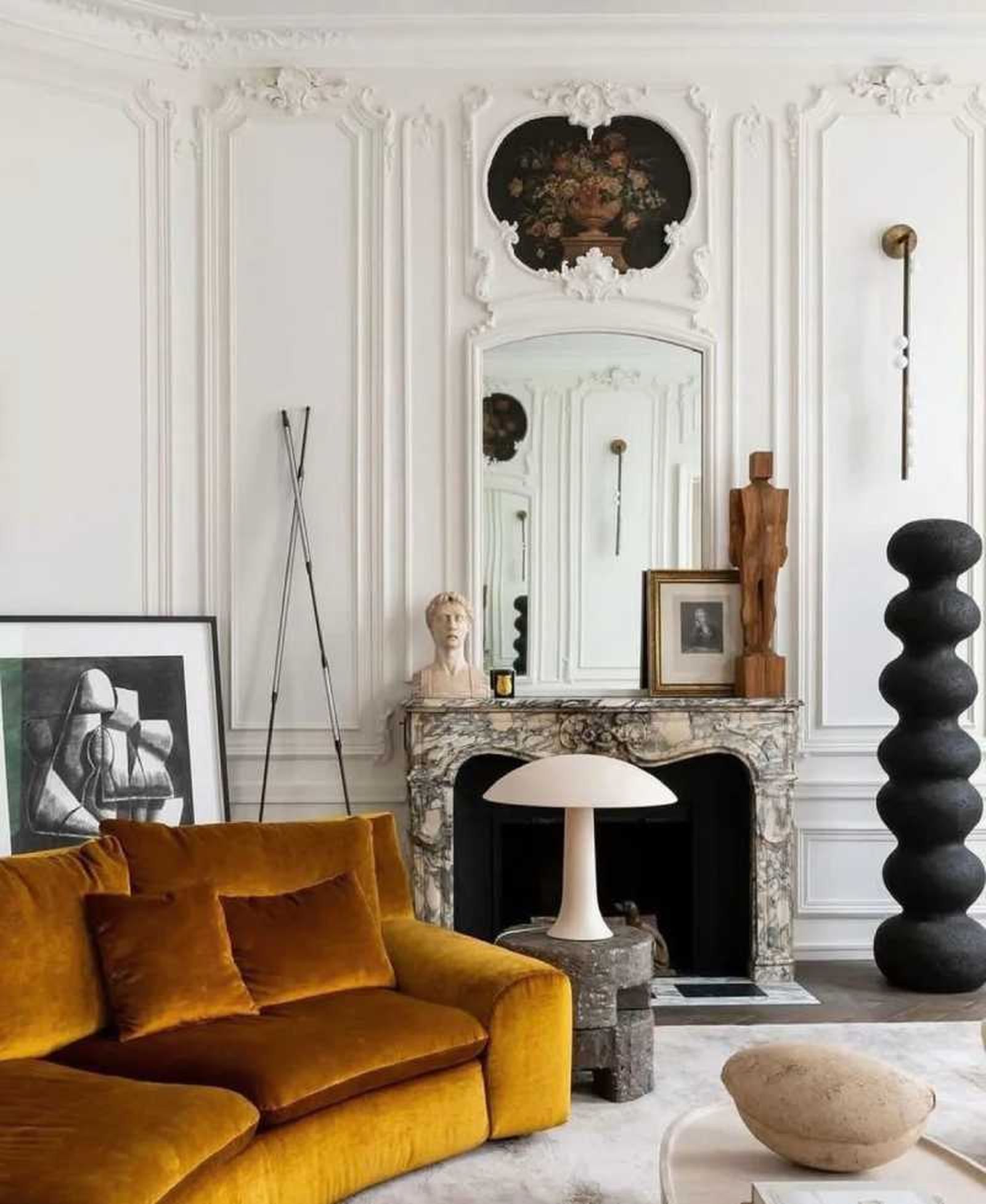 Salón barroco en blanco con muebles originales vintage.