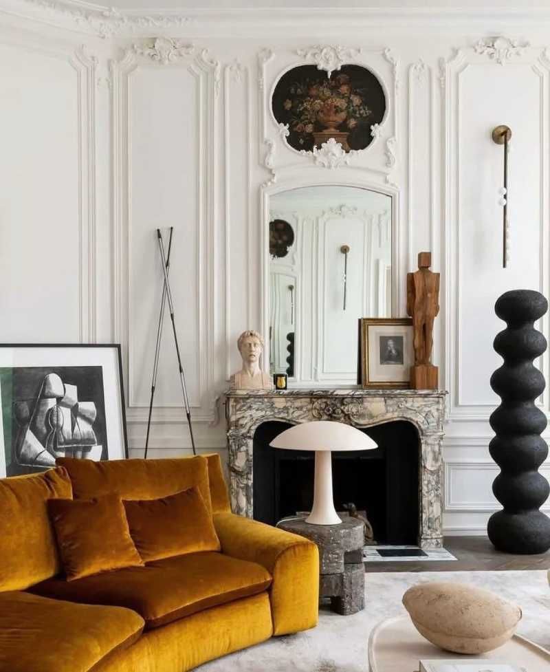 Salón barroco en blanco con muebles originales vintage.