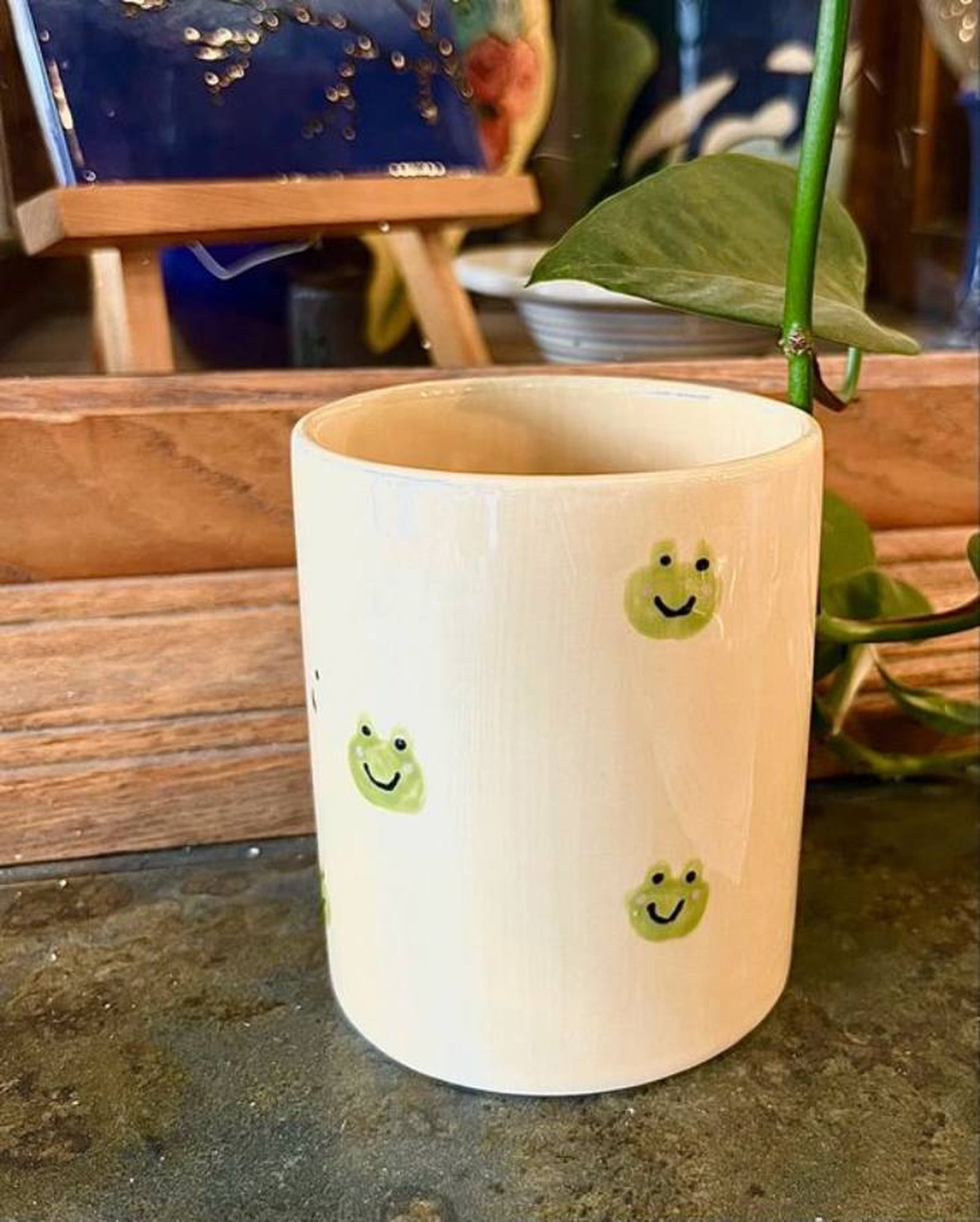 Taza pintada con ranitas.