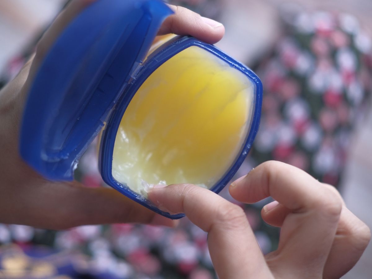 La vaselina sella la hidratación y previene la pérdida de agua