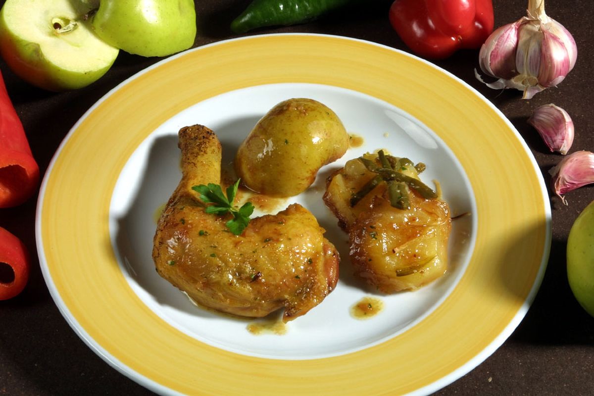 Muslos de pollo con patatas y manzana