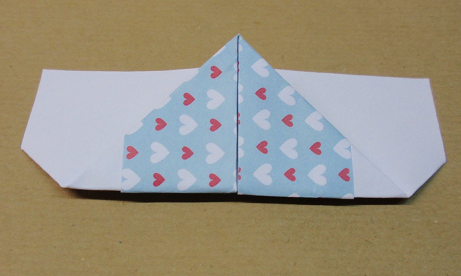 Marcapaginas con forma de corazón paso 8