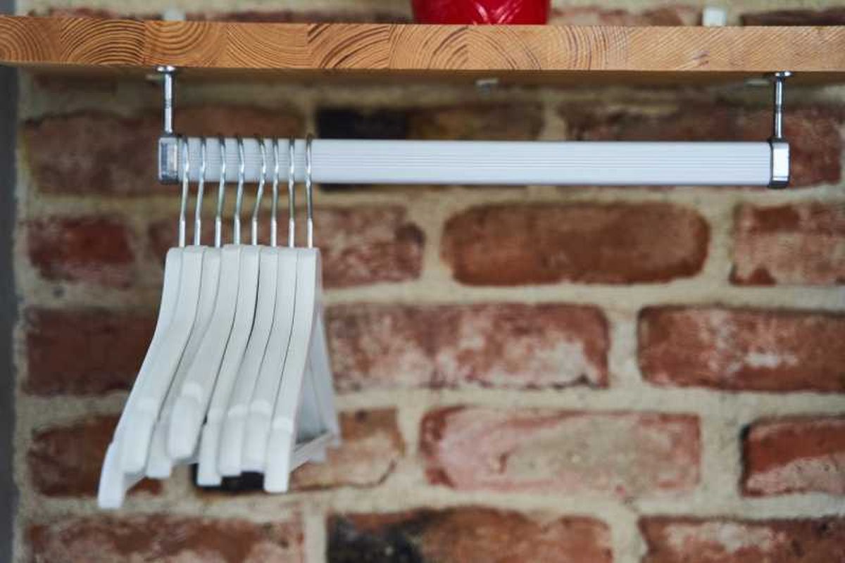 Perchas colgadas de una varilla.