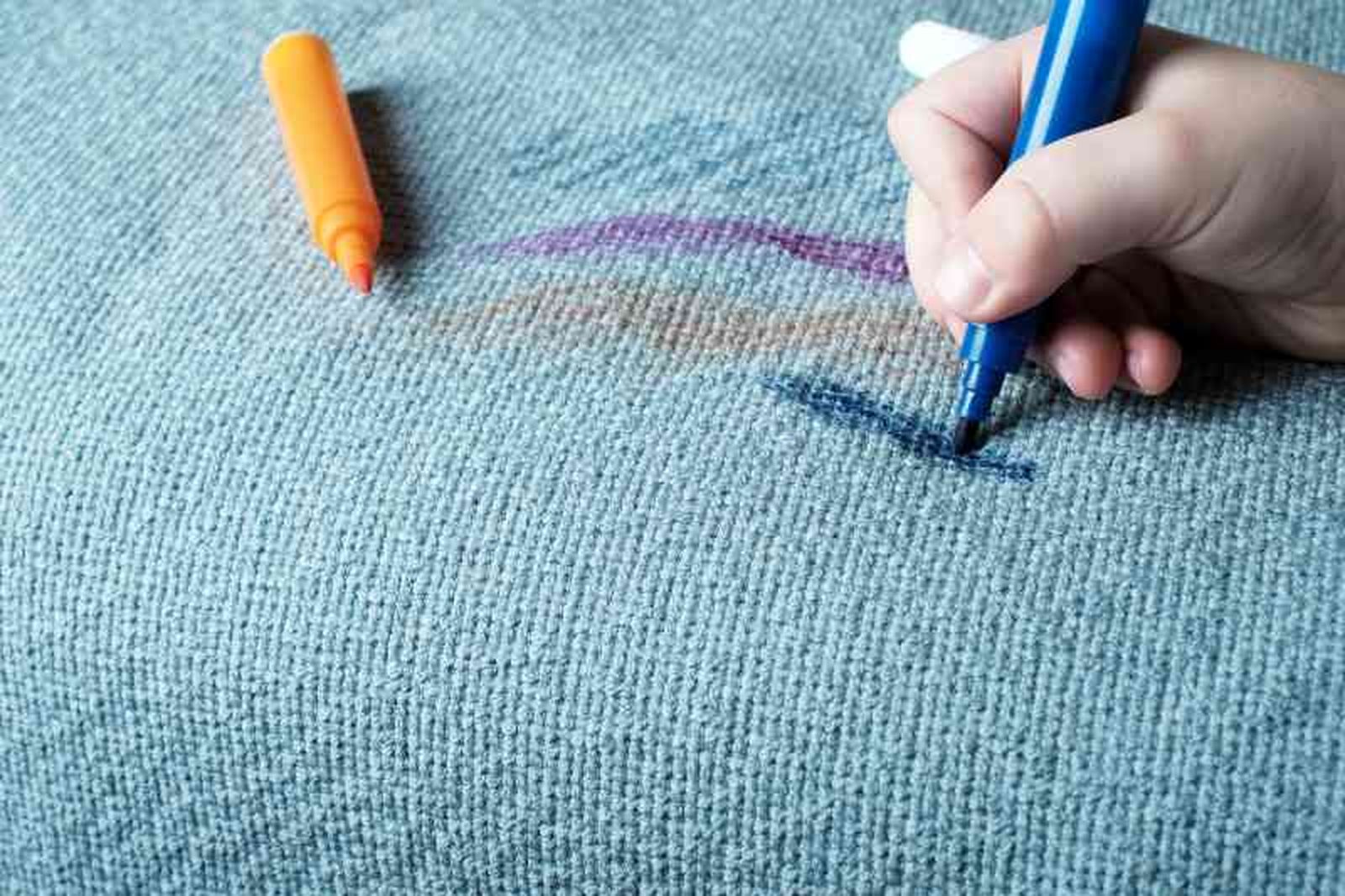 manchas de tinta y rotuladores en el sofá
