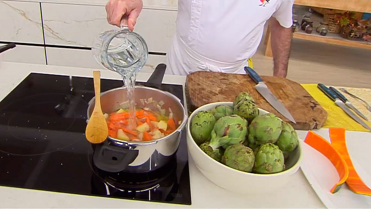 KARL66710320 alcachofas salteadas con crema de calabaza receta karlos arguinano paso1