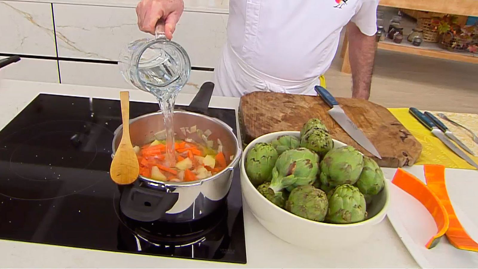 KARL66710320 alcachofas salteadas con crema de calabaza receta karlos arguinano paso1