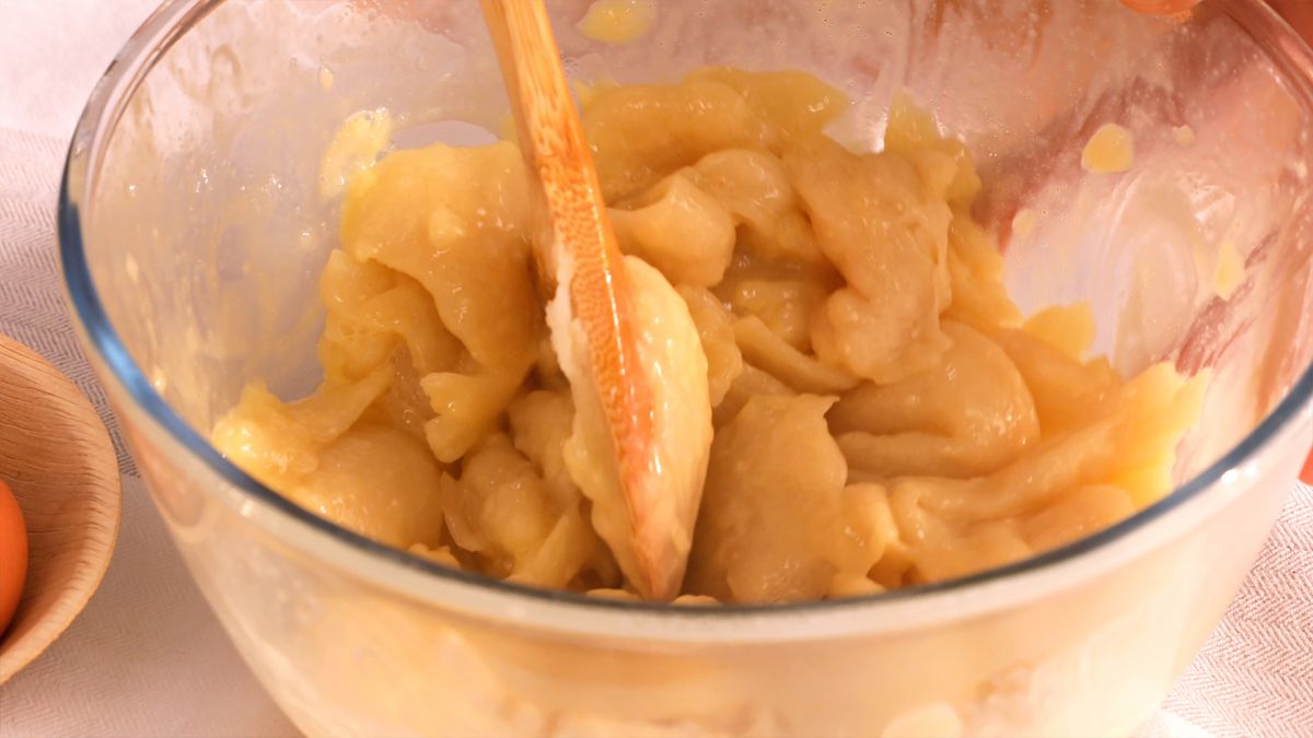 Agrega los huevos uno a uno a la masa de profiteroles, removiendo bien después de cada adición