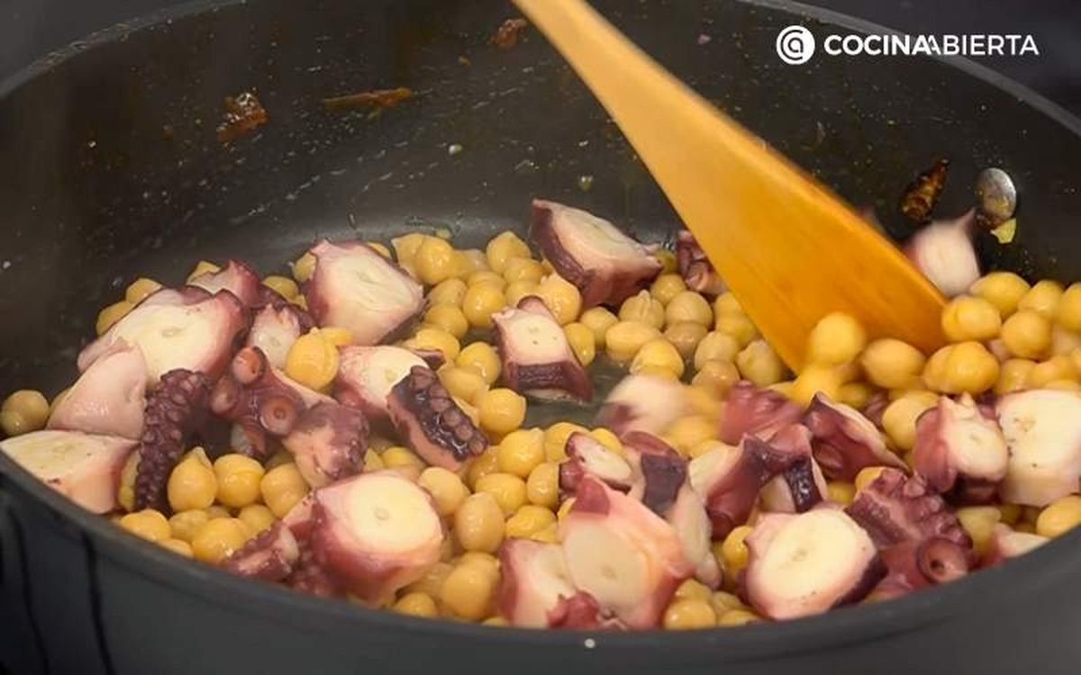 Cocina el pulpo con los garbanzos