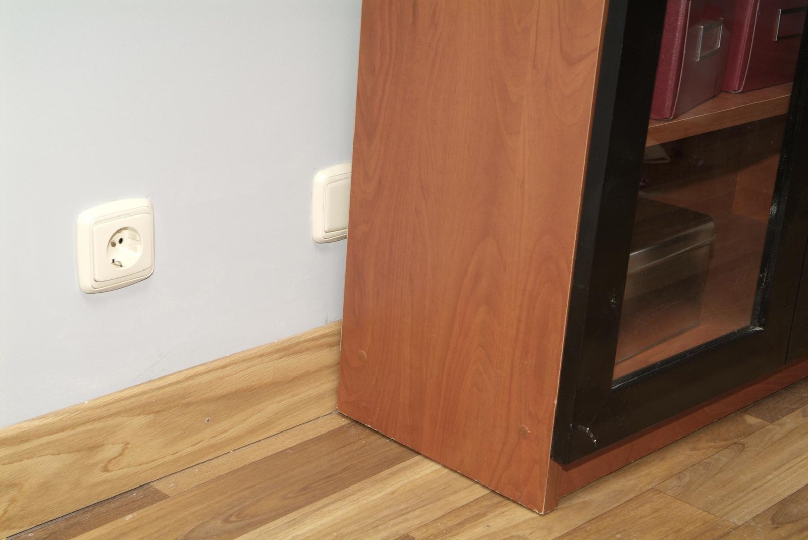 Hacer roza en la pared y mover un enchufe