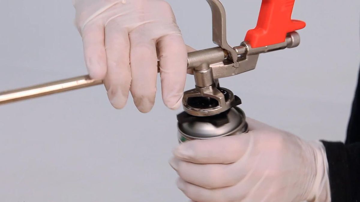 Como usar una pistola de espuma de poliuretano paso 2