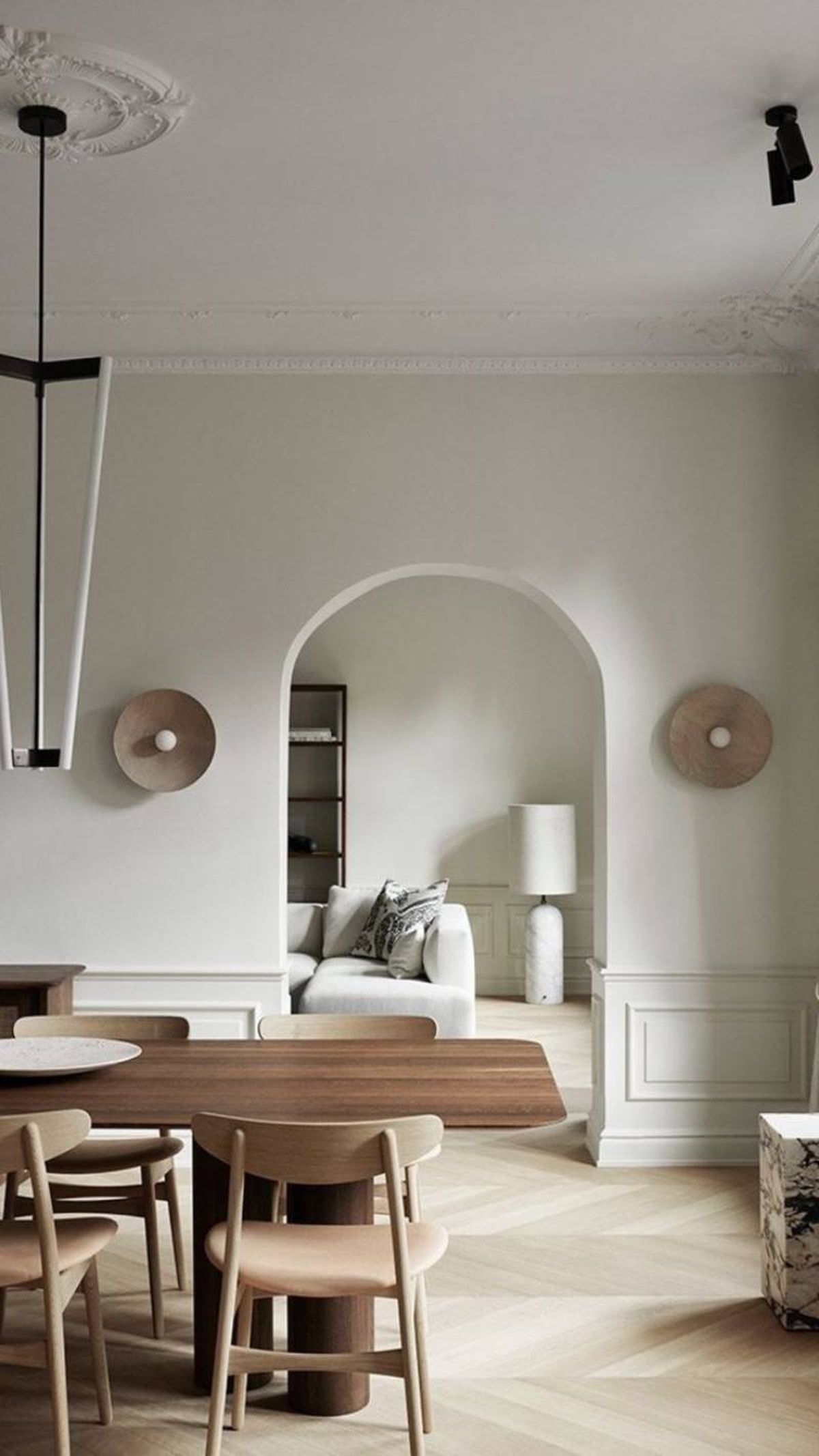 Comedor separado del salón por arco decorativo.