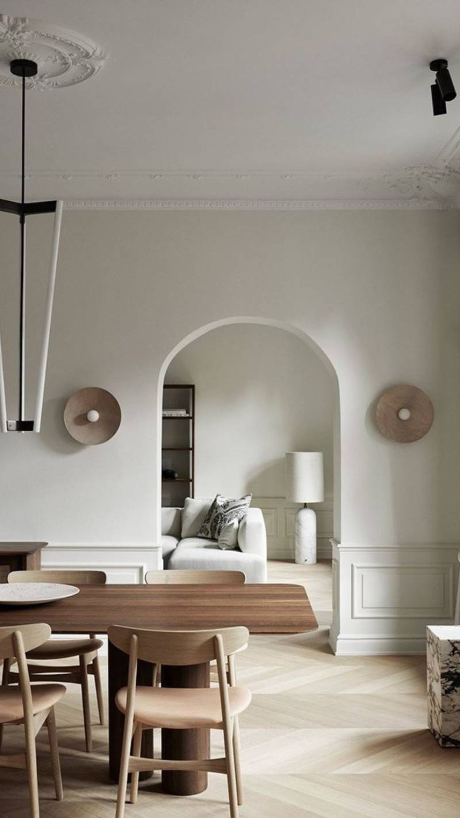 Comedor separado del salón por arco decorativo.