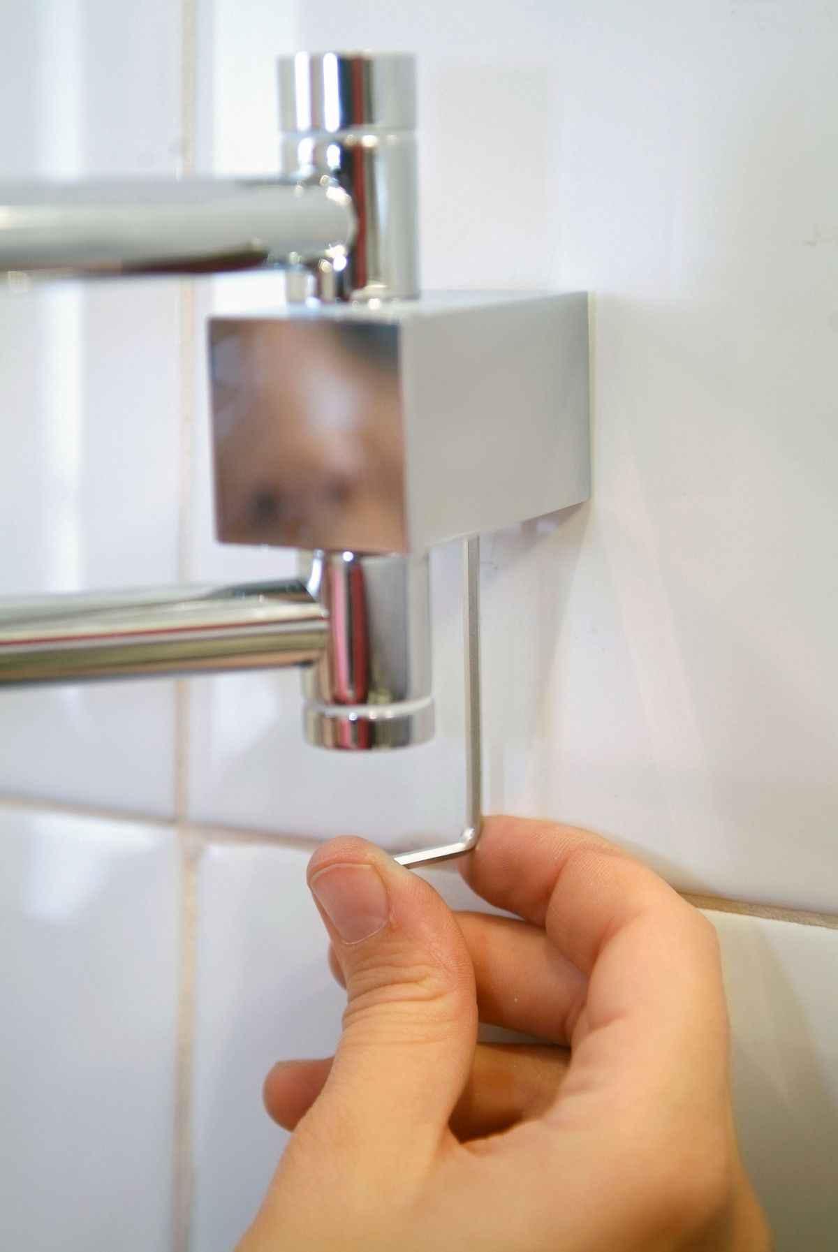 Colocación de accesorios en el baño paso 8