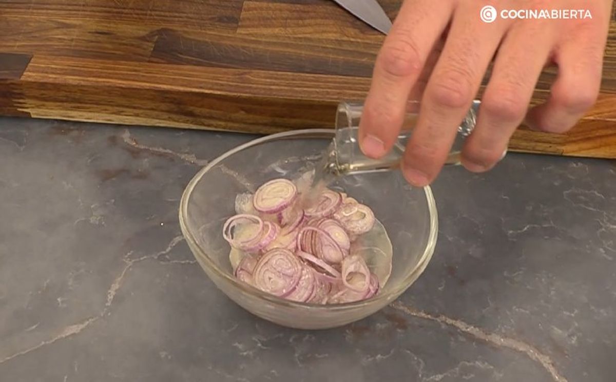 Sal, zumo de limón y vinagre para hacer unos pickles de cebolla