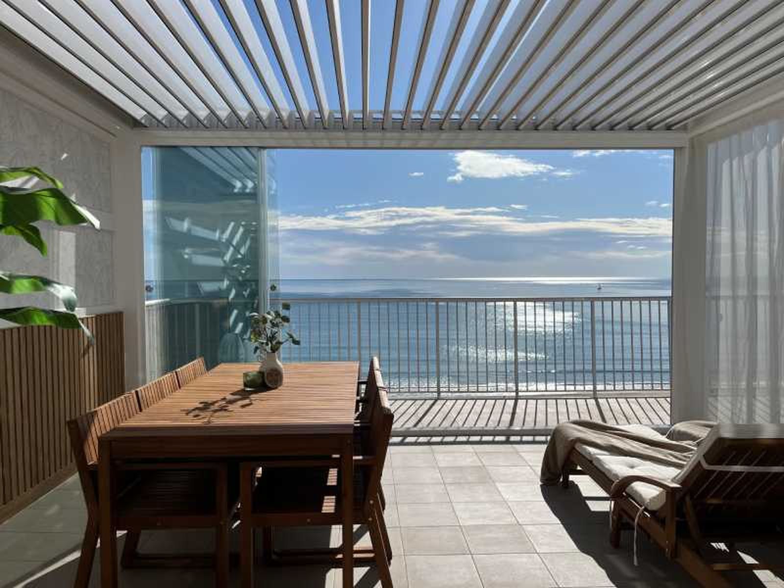 Terraza con pérgola bioclimática.